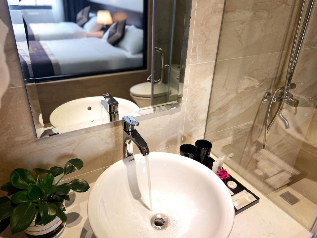 Elysinam Boutique Hotel Ha Long - 8