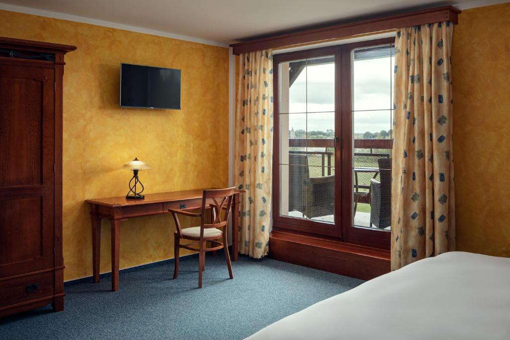 Postel nebo postele na pokoji v ubytování Golf & Spa Kunětická Hora