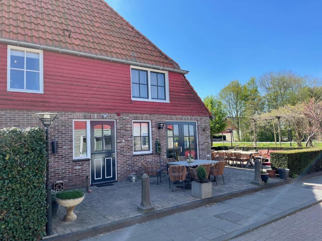 ブロクゼイルにあるB&B De Strandhoeveの赤い家