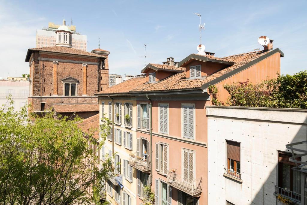dwa koty siedzące na dachach budynków w obiekcie Heart Milan Apartments Porta Romana w Mediolanie