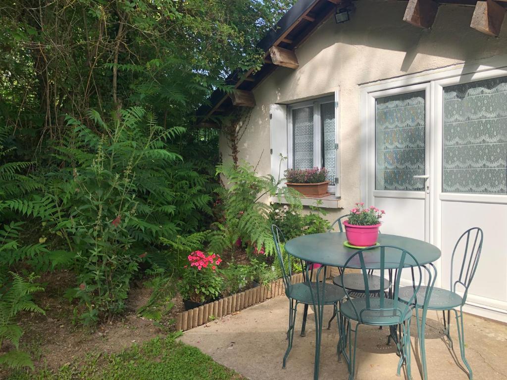 a table and chairs in front of a house at Studiodupuyblanc in Saint-Paul