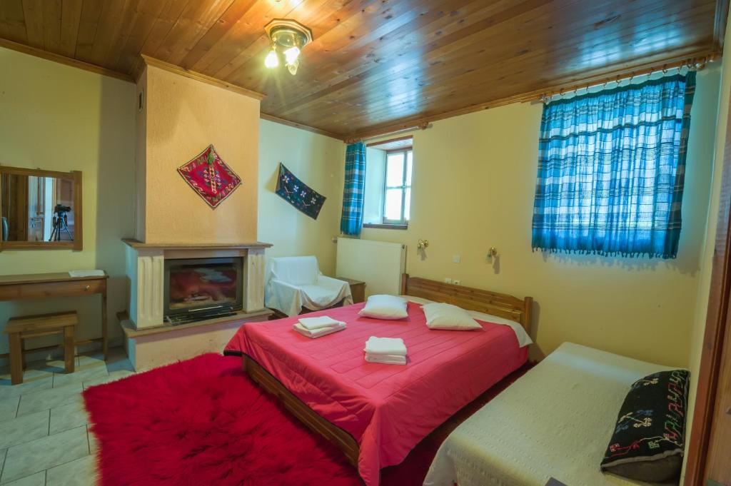 Säng eller sängar i ett rum på To Petrino Guesthouse