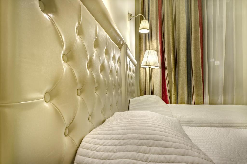 Postel nebo postele na pokoji v ubytování Capitol Hotel