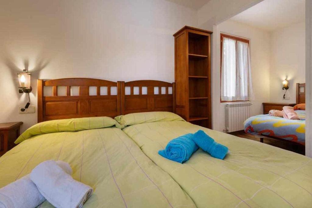 Postel nebo postele na pokoji v ubytování edificio CAPERAN 2hab o hab familiar WOWRURAL