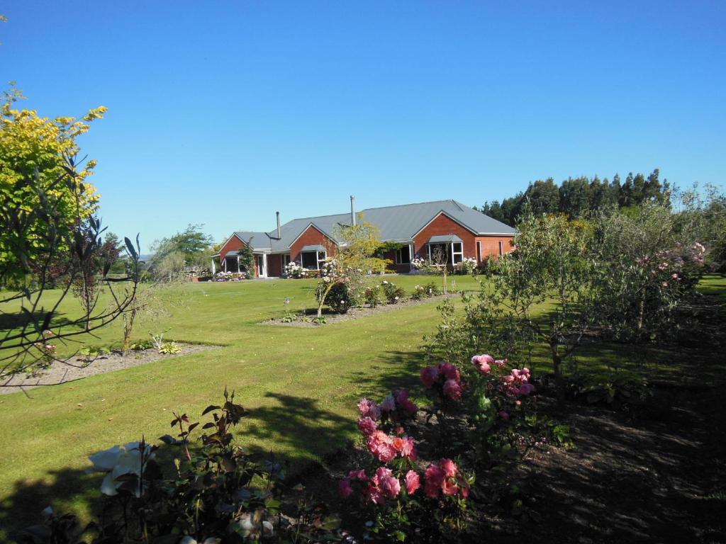 een huis met een tuin met bloemen ervoor bij Lincoln Country Dream in Lincoln