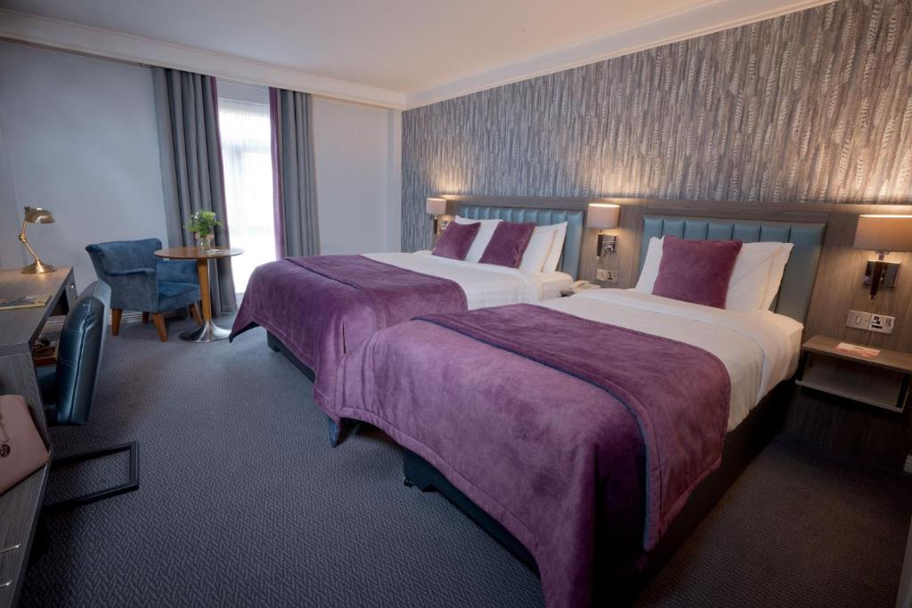 Postel nebo postele na pokoji v ubytování Kilkenny Ormonde Hotel