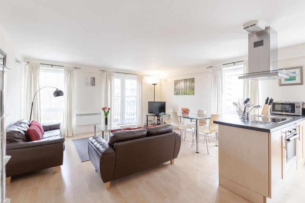 Ein Sitzbereich in der Unterkunft Roomspace Serviced Apartments - Central Walk