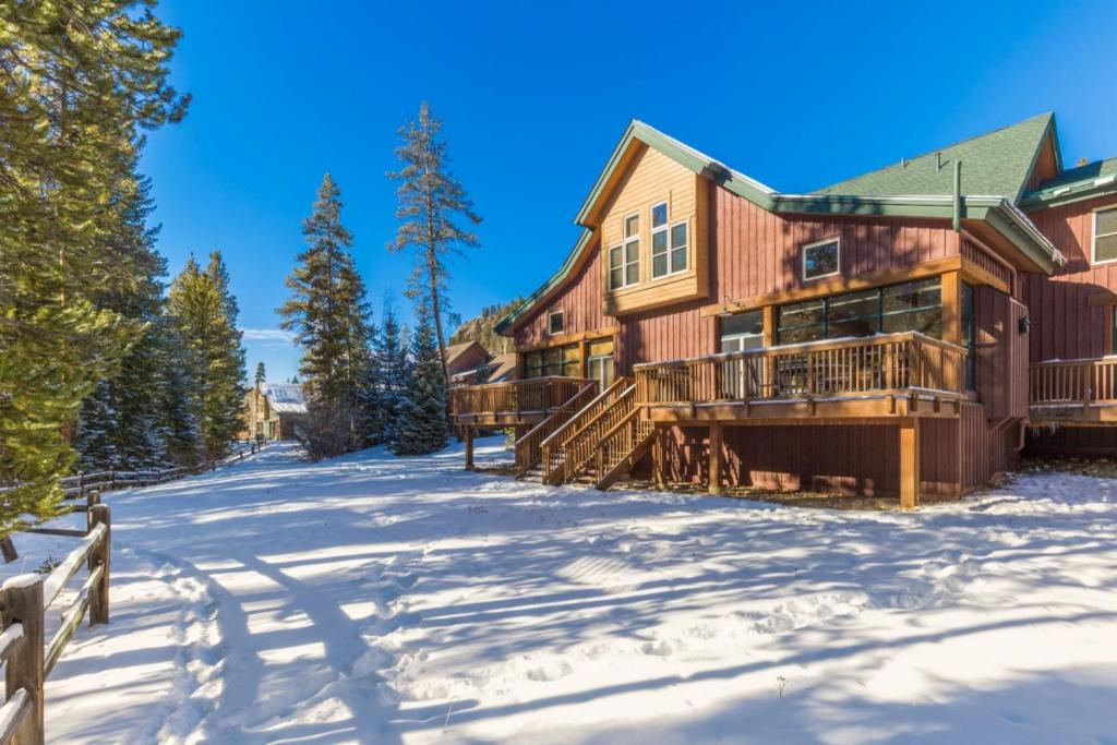 domek z bali na śniegu z płotem w obiekcie Ski Tip by Summit County Mountain Retreats w mieście Keystone