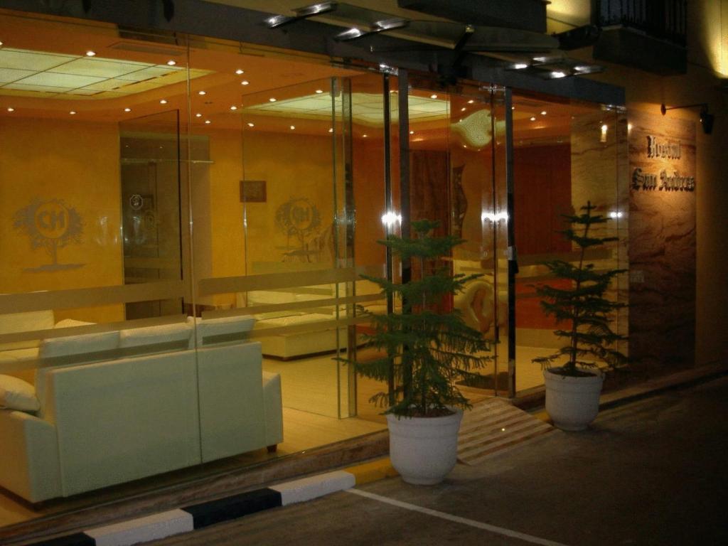 a lobby with a couch and plants in a room at Hostal San Andres in Adamuz