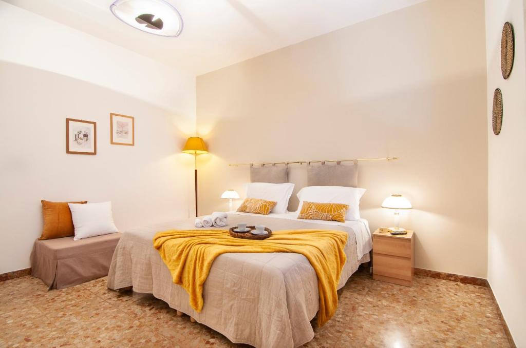 Residenza Dalia&Lea في فيرونا: غرفة نوم بسرير كبير مع بطانية صفراء