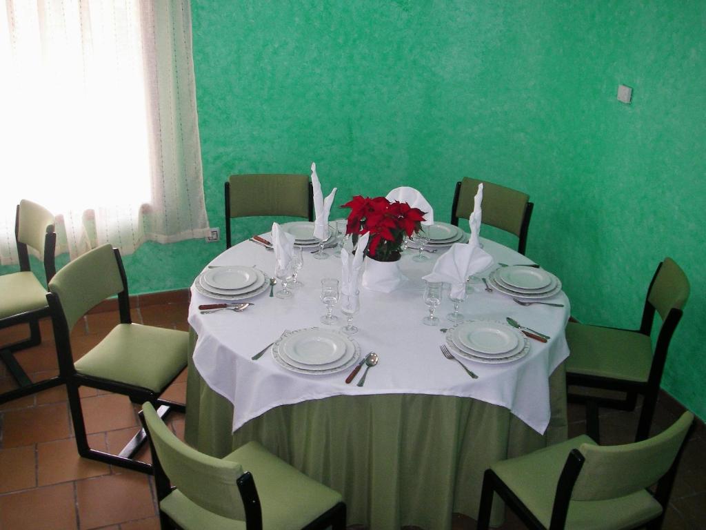 Reštaurácia alebo iné gastronomické zariadenie v ubytovaní Hotel Rural El Cuco
