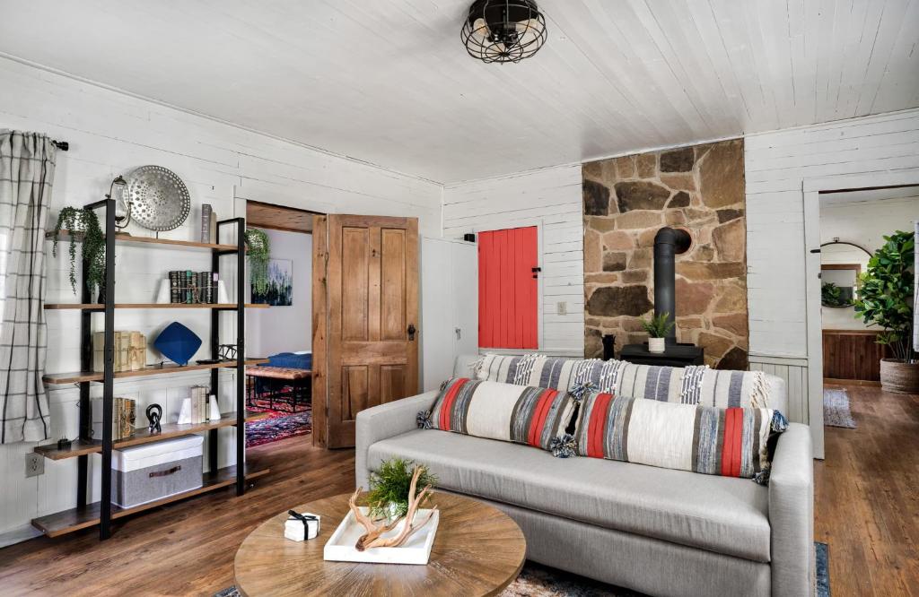 uma sala de estar com um sofá e uma mesa em River Access Cabin Hot Tub Fast WiFi Fire Pit em Lost City