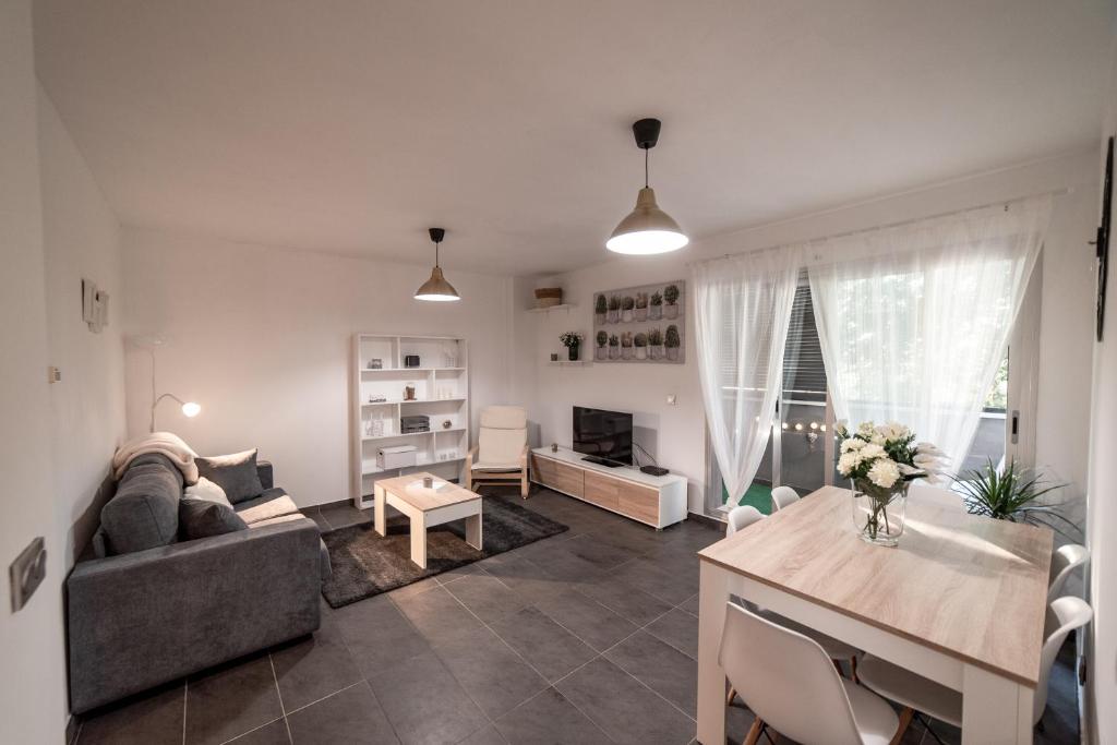 พื้นที่นั่งเล่นของ Luxurious Nordic Style Apartment