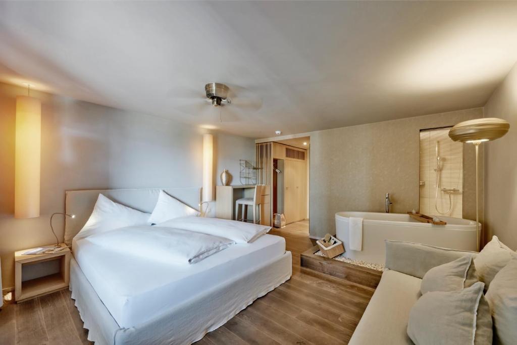Ένα ή περισσότερα κρεβάτια σε δωμάτιο στο Sonne Seehotel