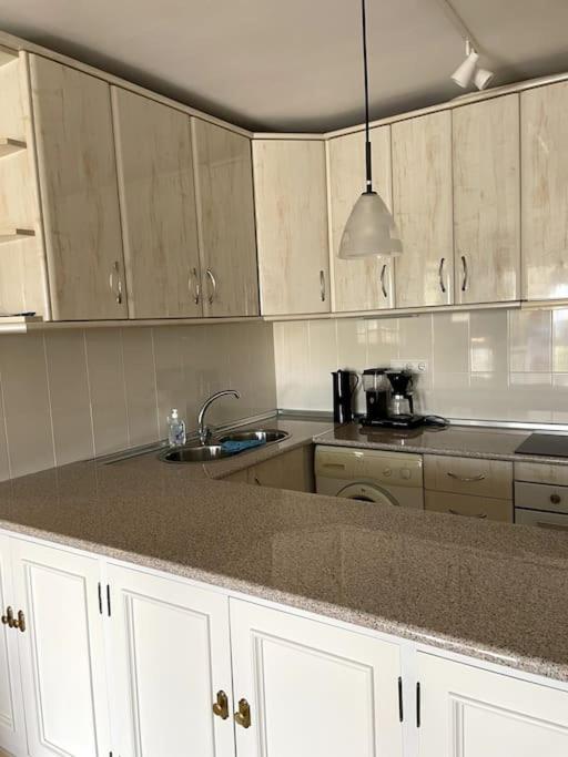 Kuchyňa alebo kuchynka v ubytovaní lux 2 kmr app Stella Blanca met zwembaden airco en zeezicht