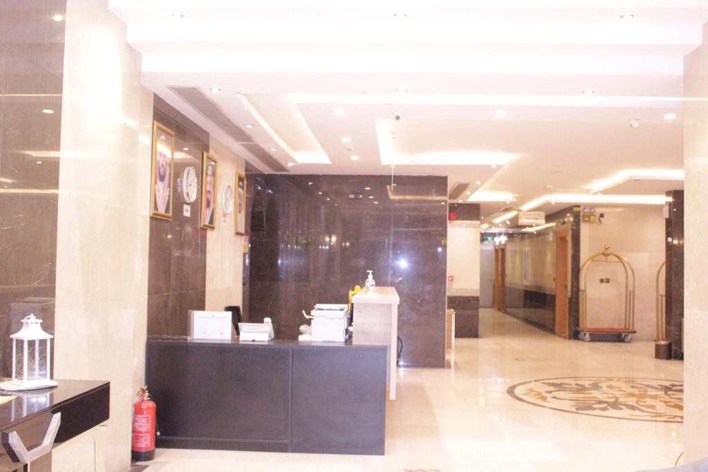 a lobby with a counter in a building at التميز الراقي - السليمانية in Jeddah