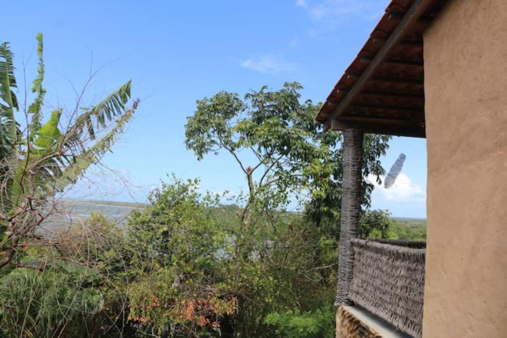 uma vista para um campo a partir de uma casa em Mirante Morere em Morere