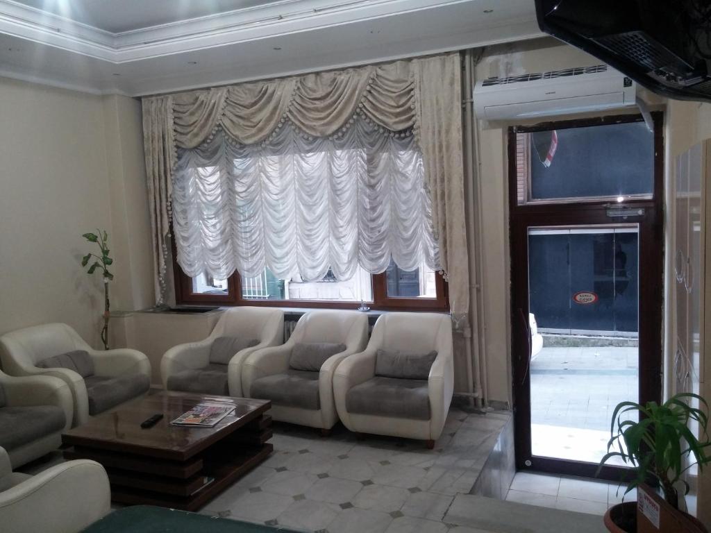 イスタンブールにあるHotel Starのリビングルーム(ソファ、椅子、窓付)