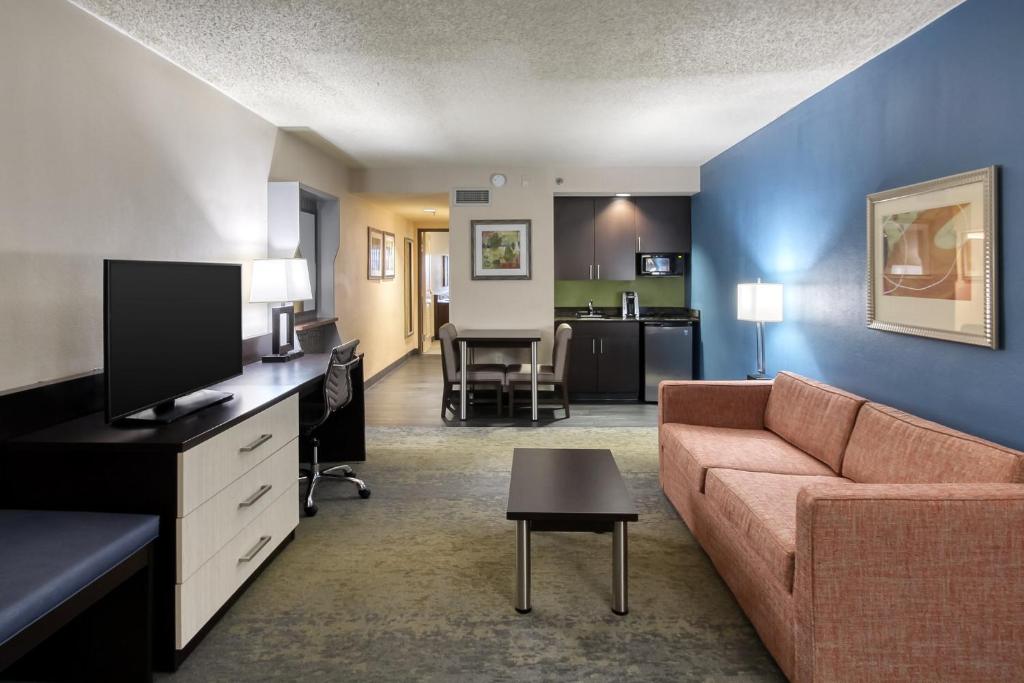 Holiday Inn & Suites Atlanta Airport North, an IHG Hotel - Suite King À Une Chambre Avec Espace De Vie