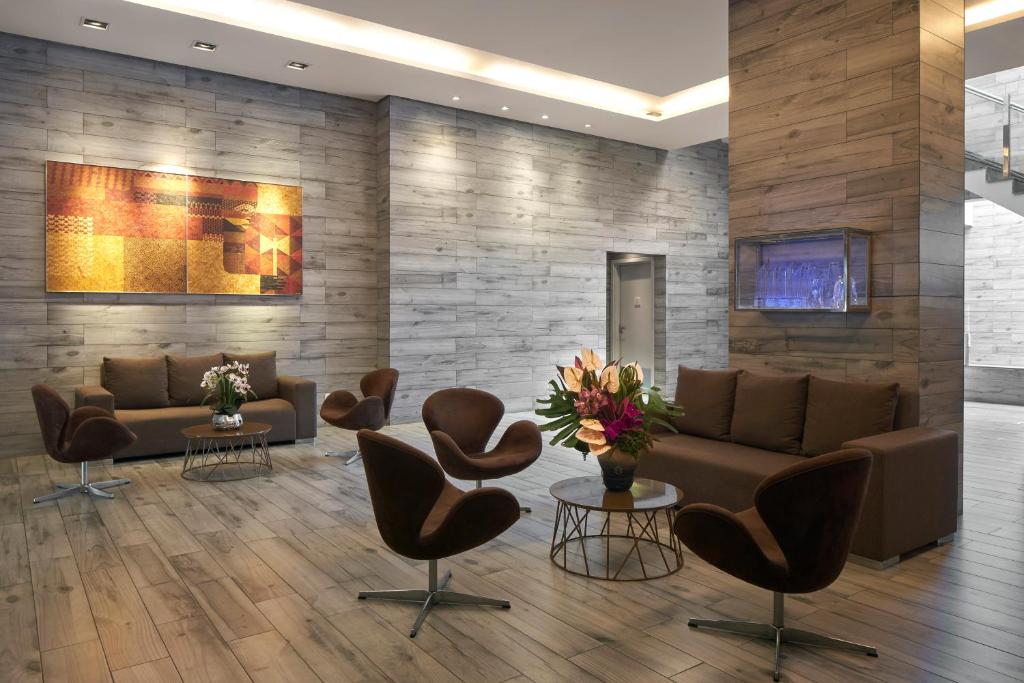 Uma área de estar em Radisson Blu Belo Horizonte Savassi