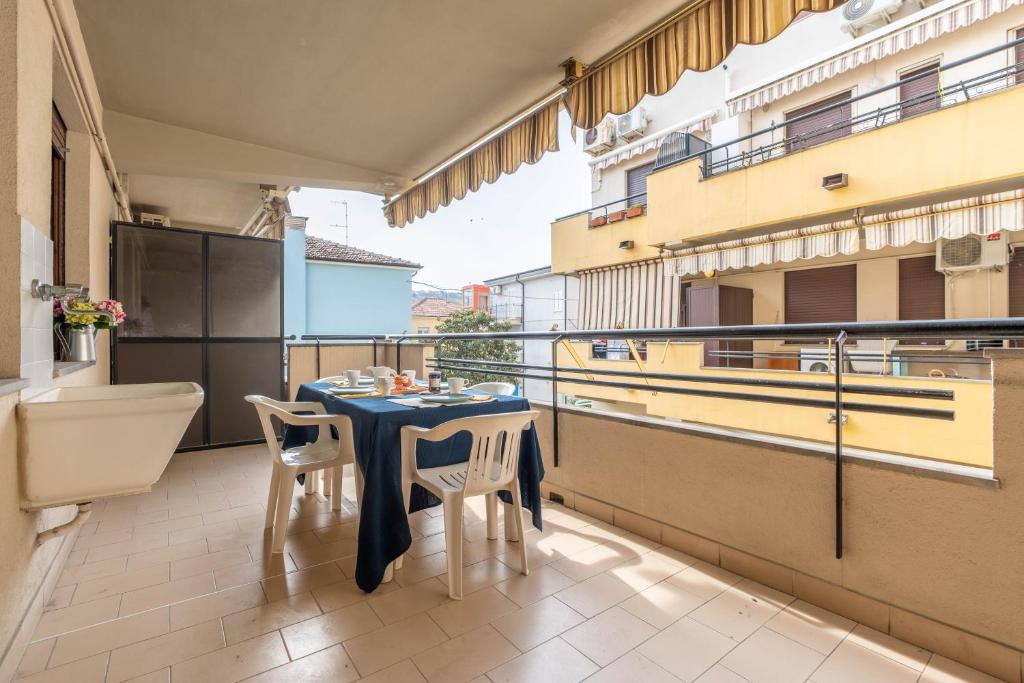 balcón con mesa, sillas y bañera en Iris-Silvi Vacanza, en Silvi Marina
