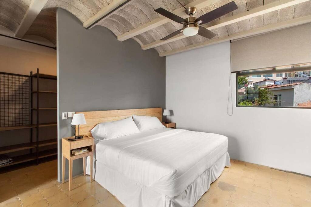 - une chambre avec un lit blanc et un ventilateur de plafond dans l'établissement +MS +Único loft +Inmejorable ubicación +Arcos loft 1, à Laborcillas