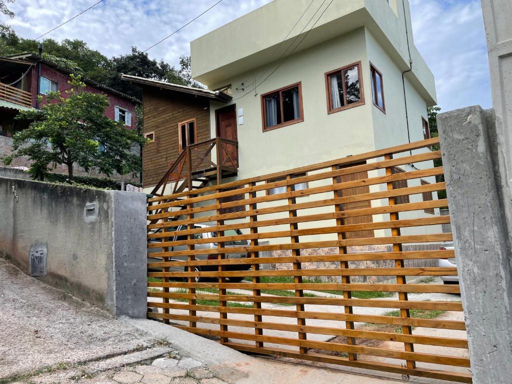 una valla de madera frente a una casa en Fortaleza Logde, en Florianópolis