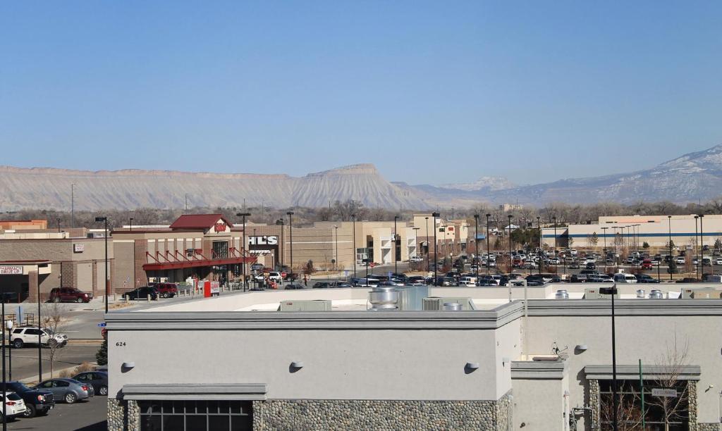 グランドジャンクショ​​ンにあるHoliday Inn Express Hotel & Suites Grand Junction, an IHG Hotelの駐車場付きの市街の景色