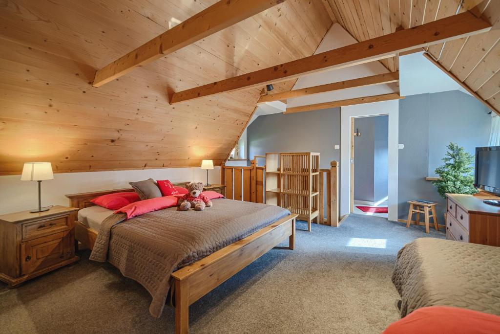 een slaapkamer met een bed met een teddybeer erop bij Apartamenty u Giewonta in Zakopane