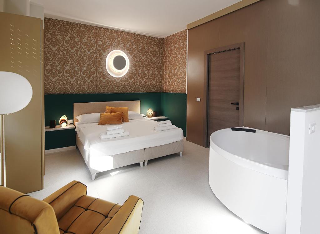 1 dormitorio con 1 cama y bañera en una habitación en Romantic Verona, en Verona