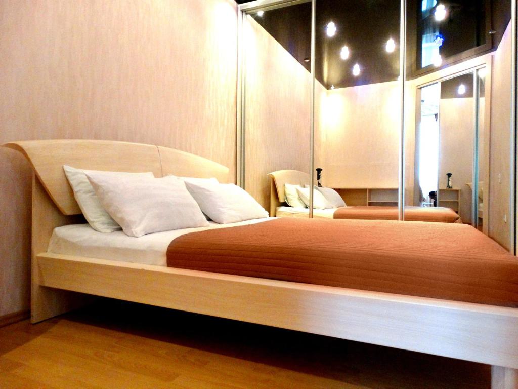 トゥーラにあるInndays Apartments Kaluzhskoe Shosseのベッドルーム1室(大型ベッド1台、鏡付)