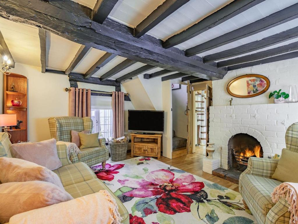 Ashorne的住宿－Middle Cottage，带沙发和壁炉的客厅