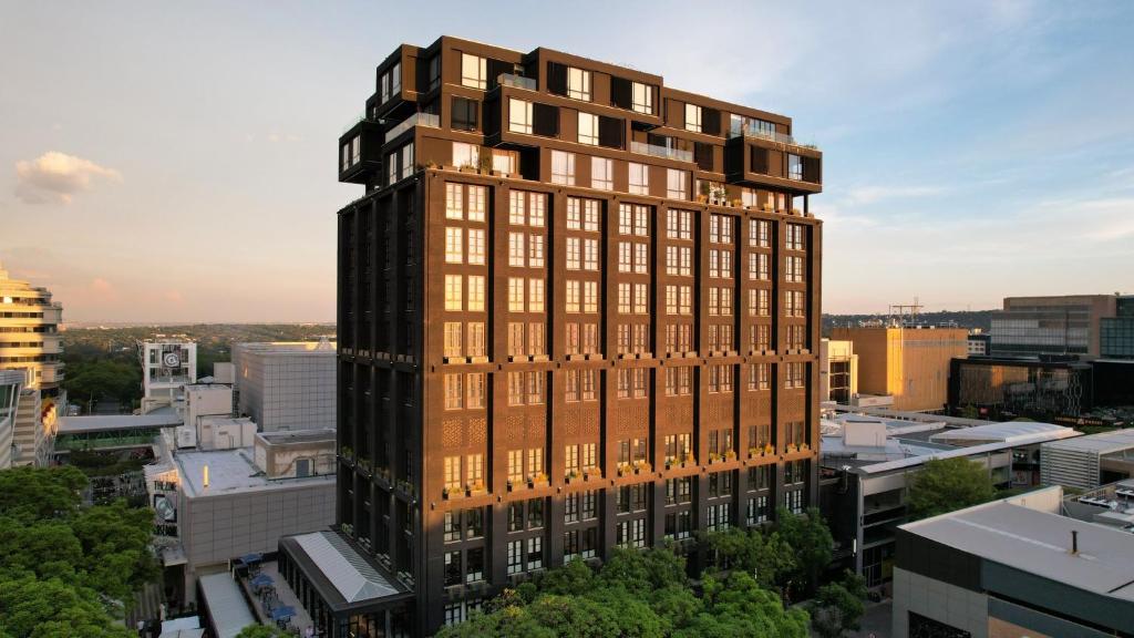 una representación de un edificio alto en una ciudad en voco Johannesburg Rosebank an IHG Hotel, en Johannesburgo