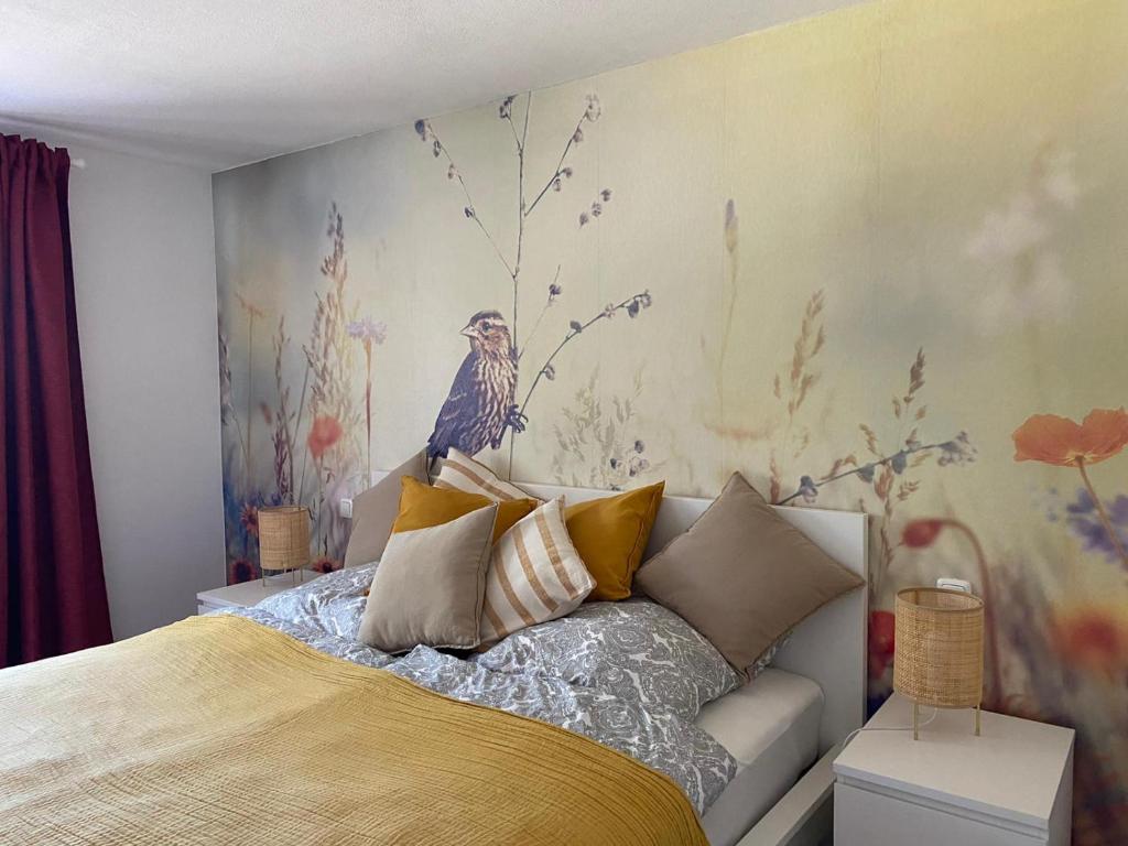 a bedroom with a bed with a bird on the wall at Vogelnest in Linden