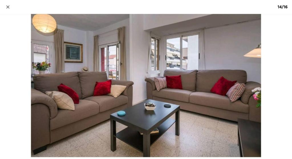 ein Wohnzimmer mit 2 Sofas und einem Couchtisch in der Unterkunft La Esquina segunda planta sin ascensor in Torrevieja
