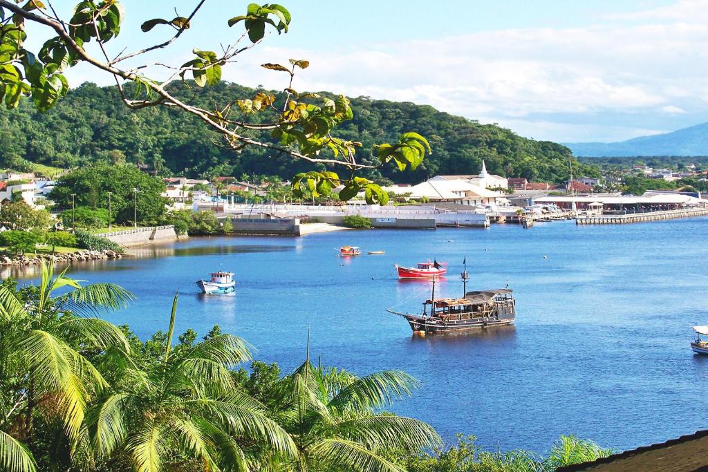 uma vista para um rio com barcos na água em Off hostel floripa em Florianópolis