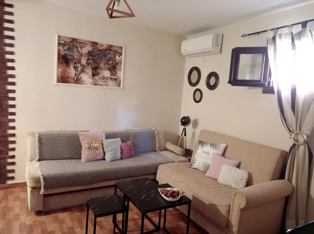 - un salon avec un canapé et une table dans l'établissement Elegant apartment, à Thessalonique