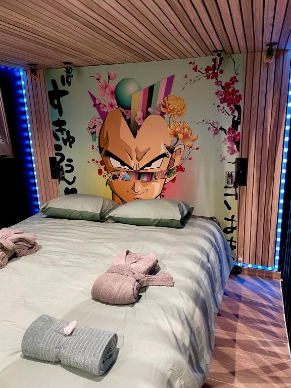 Posteľ alebo postele v izbe v ubytovaní Capsule Manga - Jacuzzi - Billard - Nintendo Switch - Netflix