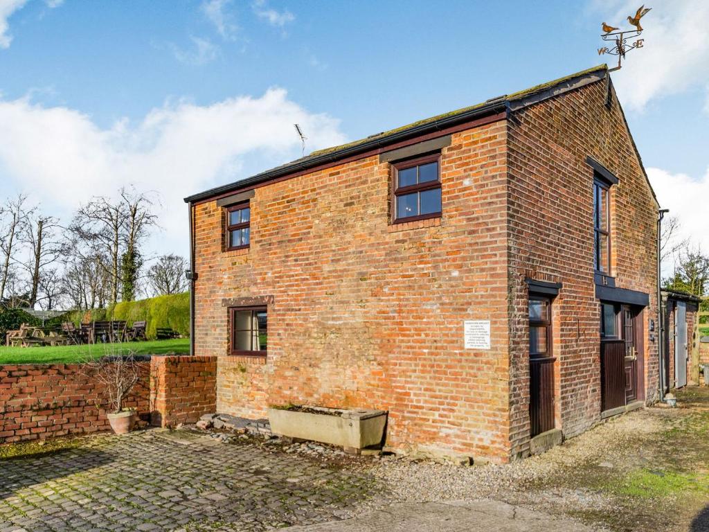 an old brick building in a yard at The Granary in Poulton le Fylde