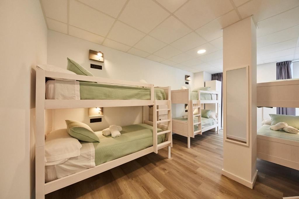 Postel nebo postele na pokoji v ubytování ALBERGUE SEGUE O CAMIÑO