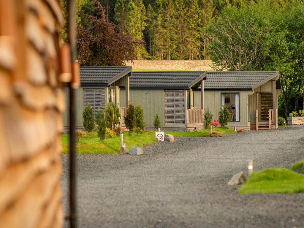 una fila de cabañas al lado de una carretera en Lodge 7 - The Earn en Perth