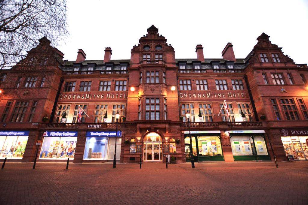 un gran edificio de ladrillo con muchas ventanas en Crown & Mitre Hotel, en Carlisle