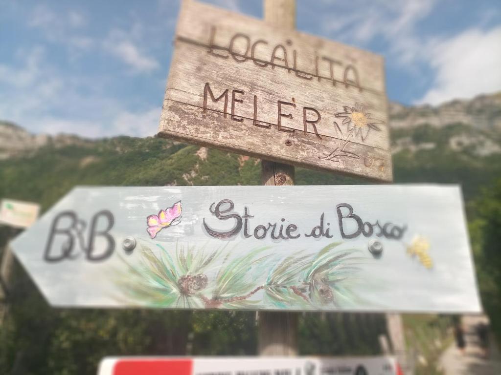 Una señal que dice bienvenido a una tienda de insectos en Storie di bosco, en Villa Lagarina
