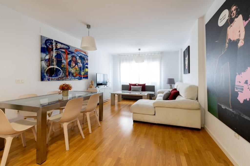 sala de estar con mesa y sofá en PISO NUEVO EN TRIANA, en Sevilla