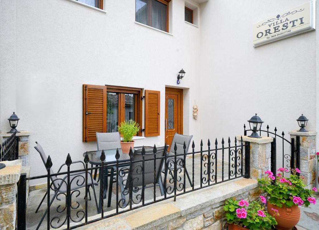 - un balcon d'une maison avec une clôture noire dans l'établissement Villa Oresti, à Panagia