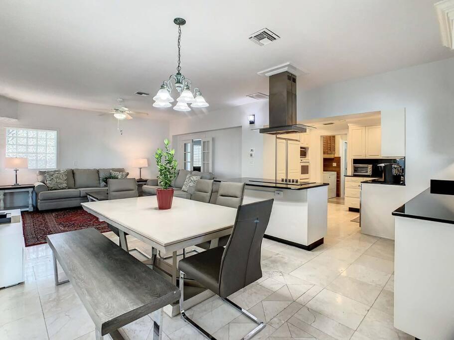 eine Küche und ein Wohnzimmer mit Tisch und Stühlen in der Unterkunft STEPS FROM THE BEACH, BEST LOCATION, 2 BDRM 2 BTH in Clearwater Beach