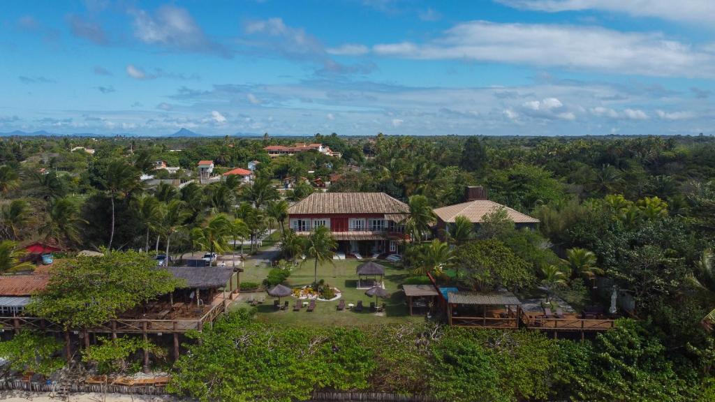 uma vista aérea de uma casa com um quintal em Pousada Corumbau em Corumbau
