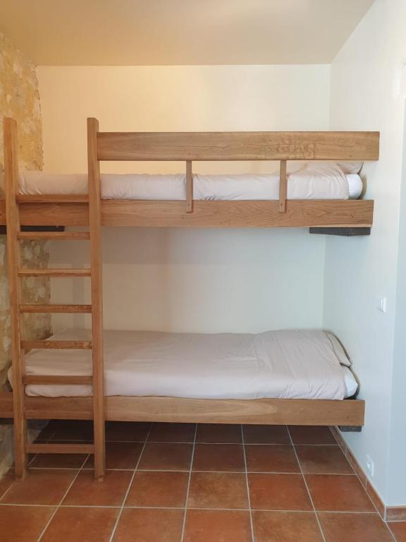Łóżko lub łóżka piętrowe w pokoju w obiekcie Chambre d'hôte "la Source" Domaine de Fonpeyroune