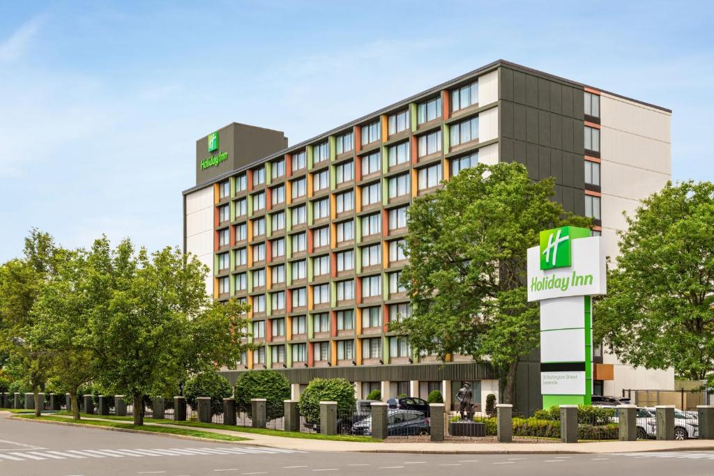 un hotel con un cartel frente a un edificio en Holiday Inn Boston Bunker Hill Area, an IHG Hotel, en Somerville