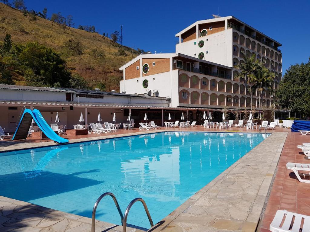 アグアス・デ・リンドイアにあるCavalinho Brancoのホテル正面の大型スイミングプール